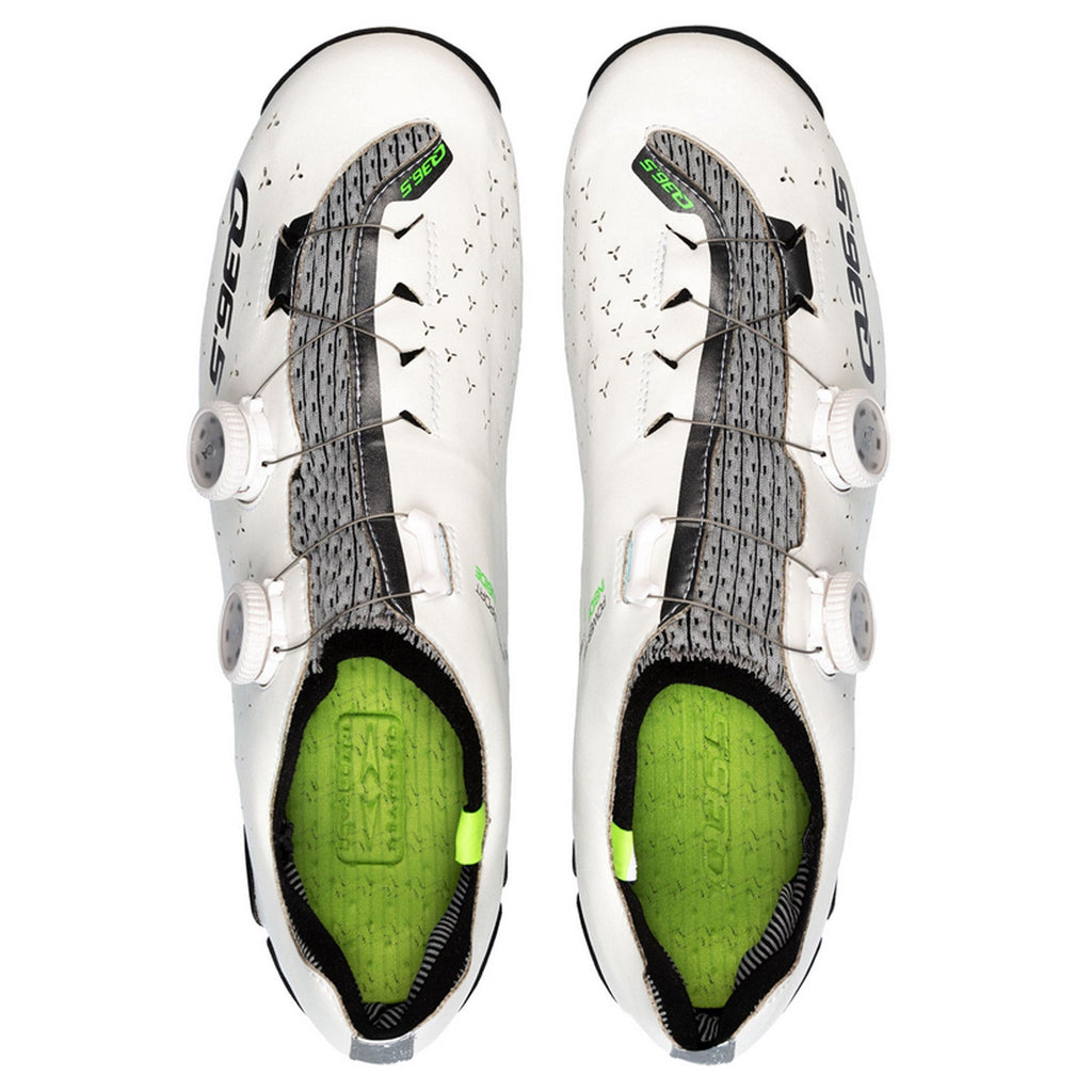Q36.5 Unique Adventure shoes - White