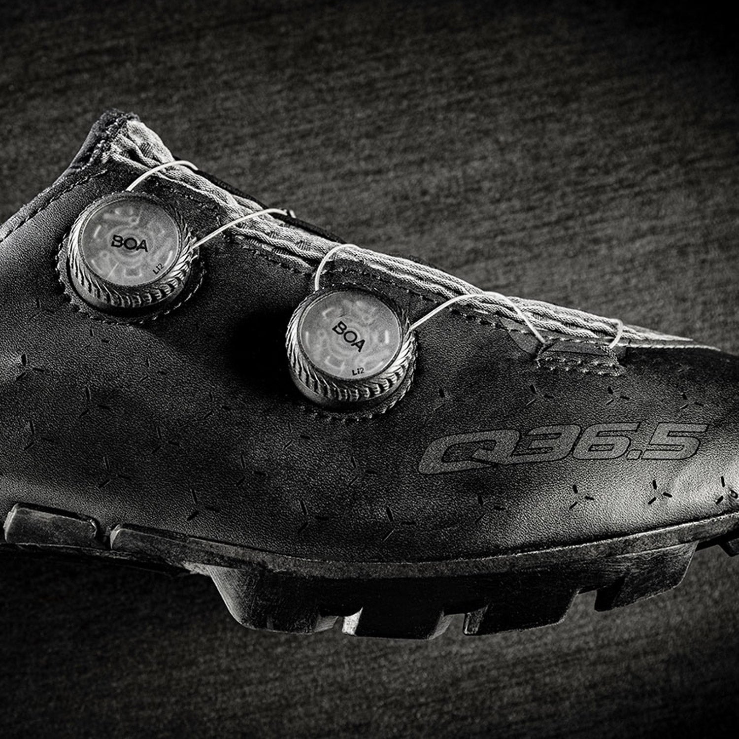 Q36.5 Unique Adventure shoes - Black